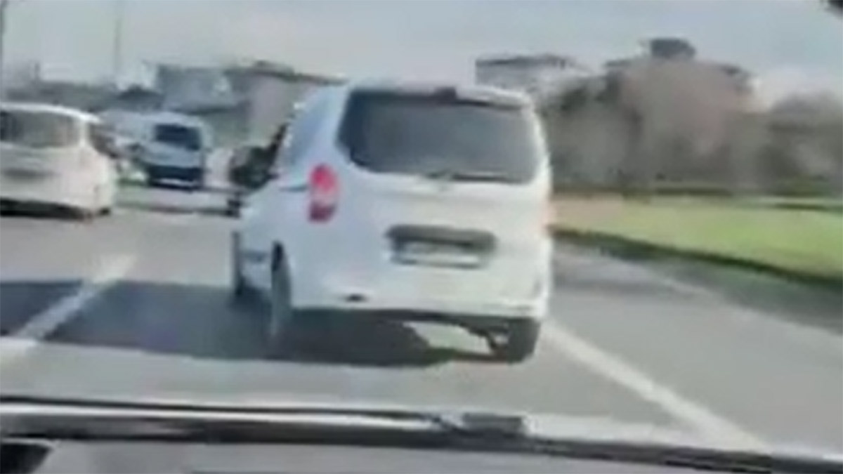 Makas atıp yol kesti, tartıştığı sürücünün camını yumrukladı! Trafik magandasının ehliyeti iptal