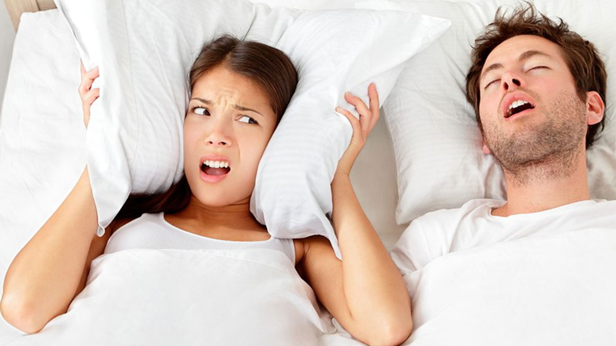 Uyurken 'kükreyen' partnerinizi susturmak meğer bu kadar kolaymış! Uykuda terör estirenlerle böyle mücadele edin