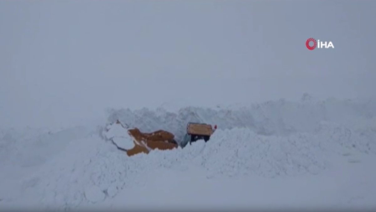 Kar kalınlığı 4 metreyi geçti! Kepçe karın içinde kayboldu: Görüntüler Türkiye'den