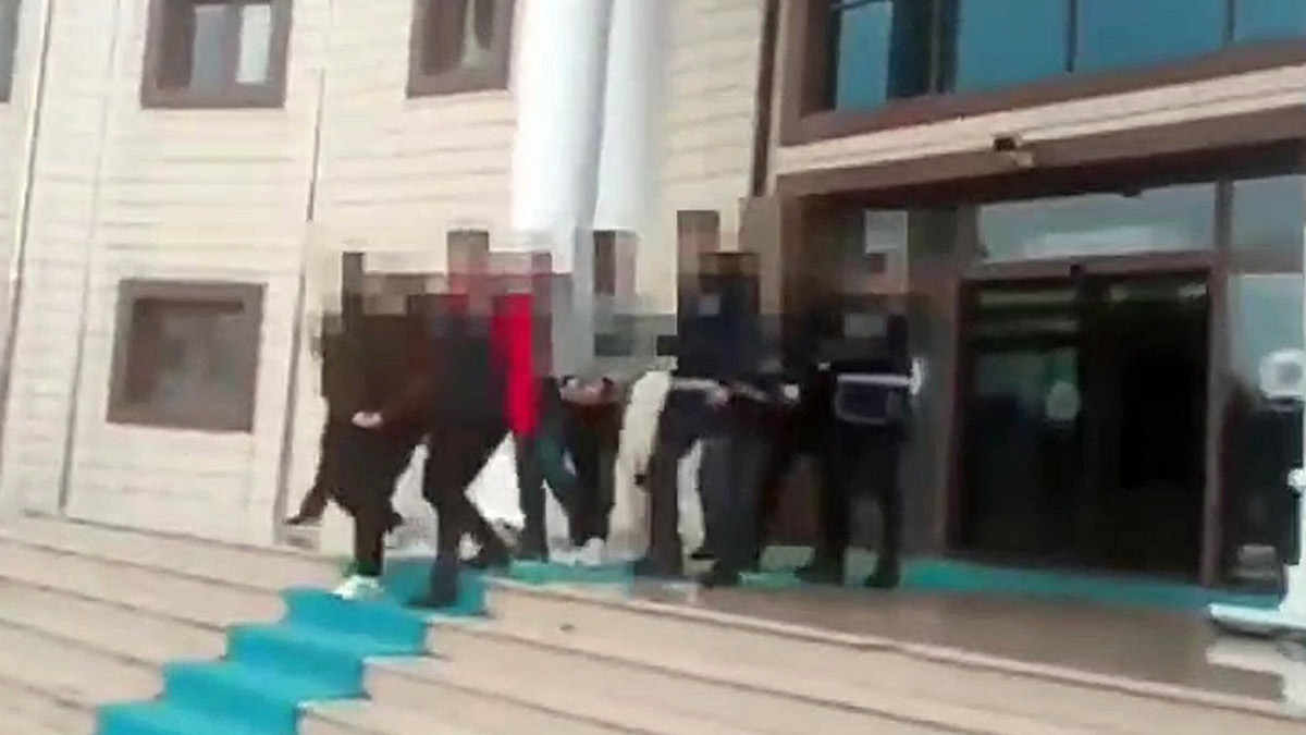 Dolandırıcılıkta yeni yöntem! Müşterilerden izinsiz hat çıkarıp cep telefonu aldılar