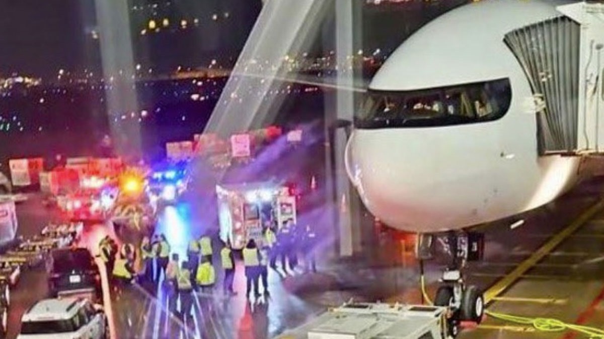 Uçakta bir kapı skandalı daha: Bu kez 20 metrede açıldı: 1 yolcu yaralı