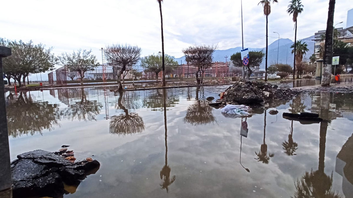 İskenderun sahili sular altında: Sağanak etkili oldu