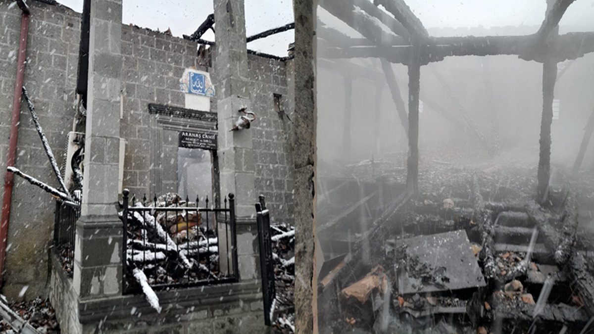 Dün ibadete açıldı, bugün küle döndü: Tarihi camide yıldırım düşmesi sonucu yangın çıktı