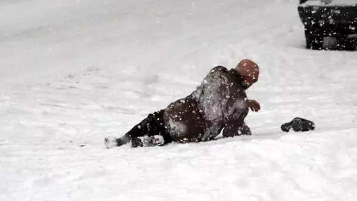 Karda yürürken pat pat düşenler! Bunları öğrenince bir daha düşmeyeceksiniz: İşte karda düşmeden yürümenin en basit yöntemi
