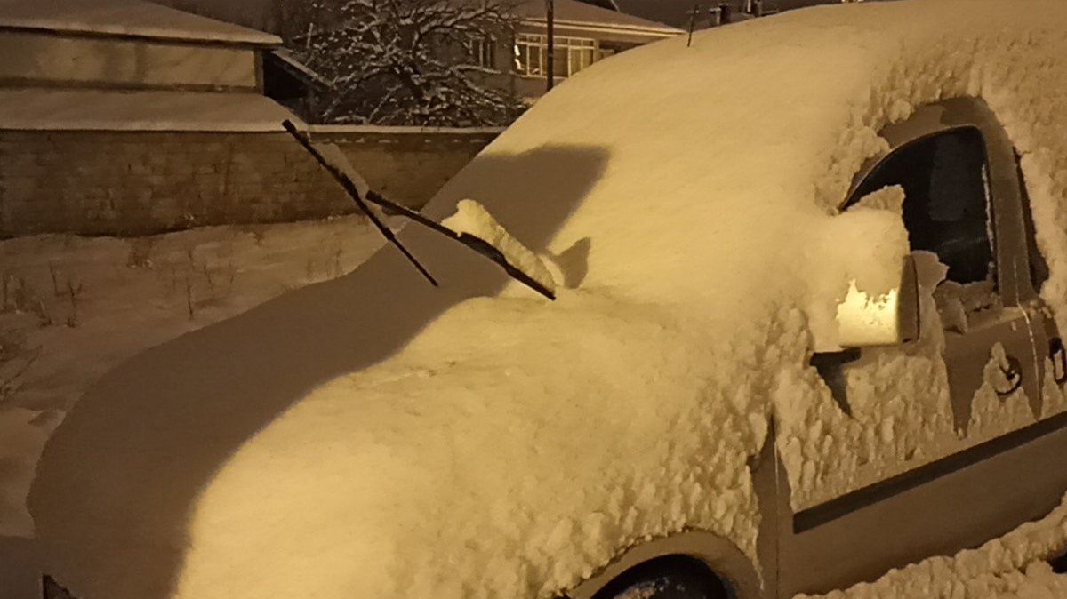 Erciş’te kar kalınlığı 60 santimetreyi geçti: 140 yerleşim yerinin yolu ulaşıma kapandı