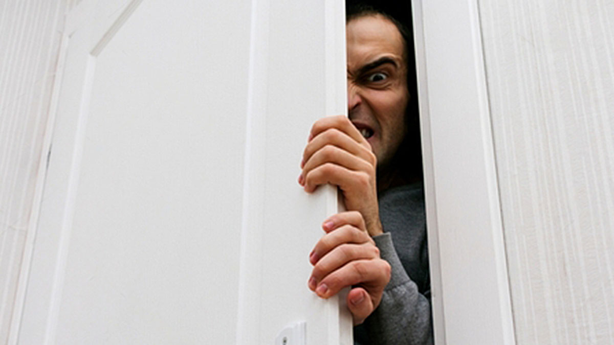 Komşusu, ünlü oyuncunun evine zorla girip video çekti! 'Evde Tiyatro' etkinliği kabusa döndü