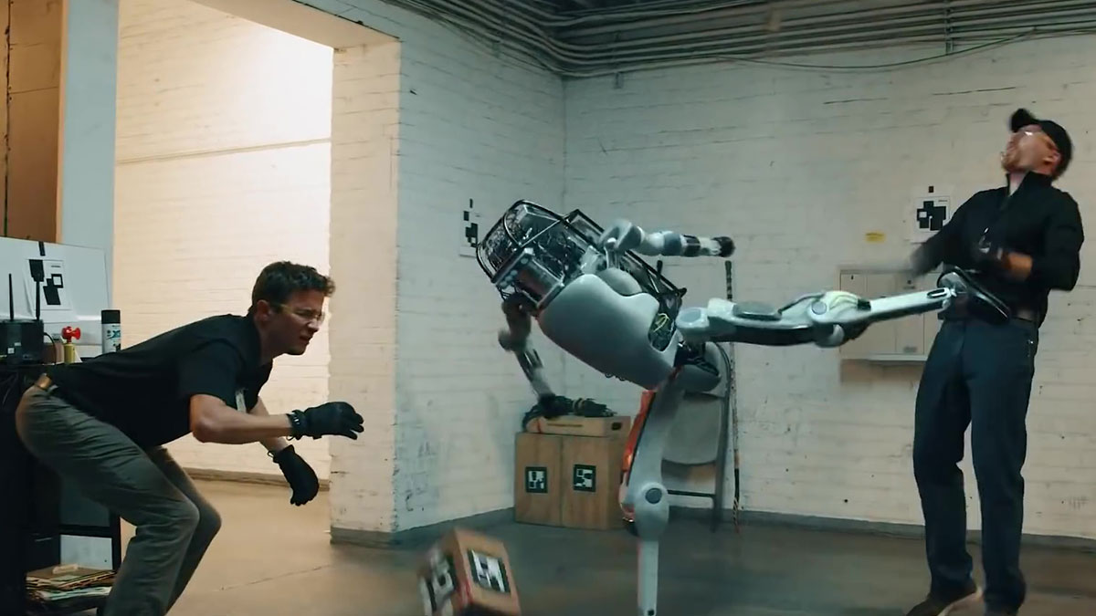 Tarihe geçen ilk isyan: Robotun saldırdığı mühendis, kanlar içinde kaldı! Tesla, olayı gizlemiş