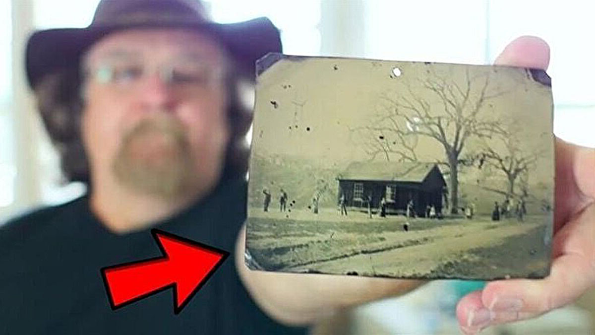 Hatıra olarak aldığı eski fotoğraftaki detayı fark edince köşeyi döndü! Bir anda milyoner oldu