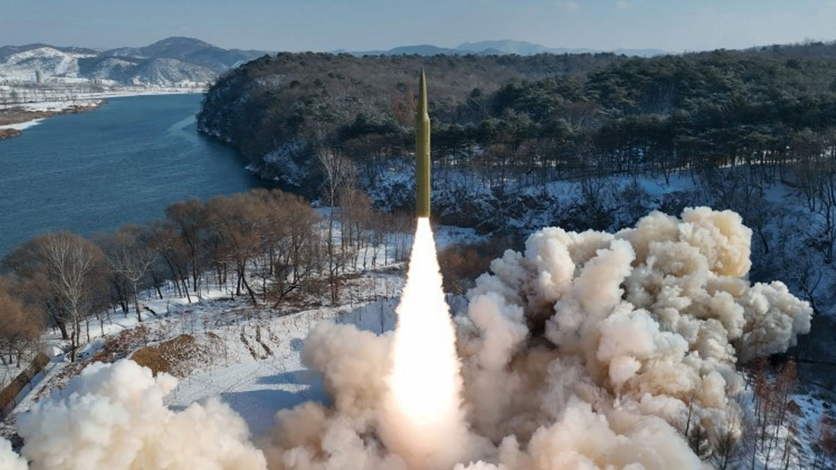 Kuzey Kore: Hipersonik savaş başlığı taşıyan balistik füze test edildi