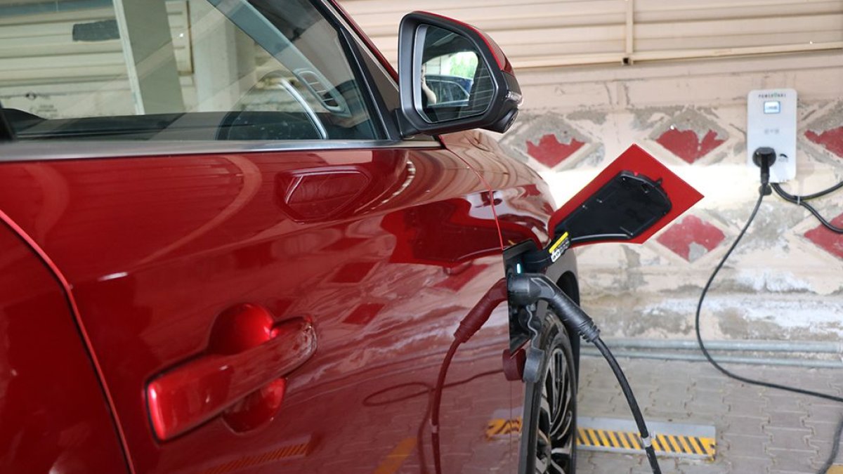 TOGG Adana'dan Ankara'ya zor gitti! Tam 8 saat süren kuyruk: TOGG kullanıcısı devlete çağrı yaptı