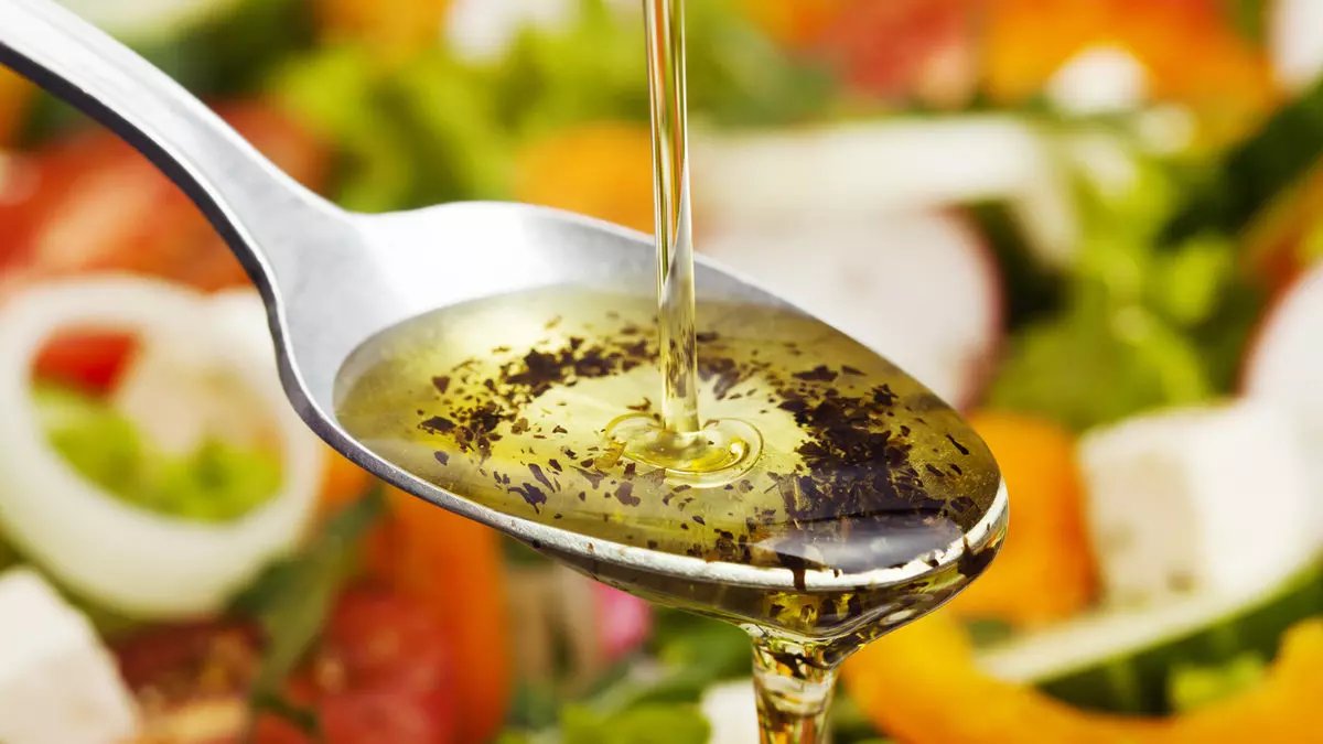 Kahvaltılık zeytine ekleyince lezzeti damak çatlatıyor! İşte kuru zeytini bile lezzetlendiren zeytinyağlı sos yapımı