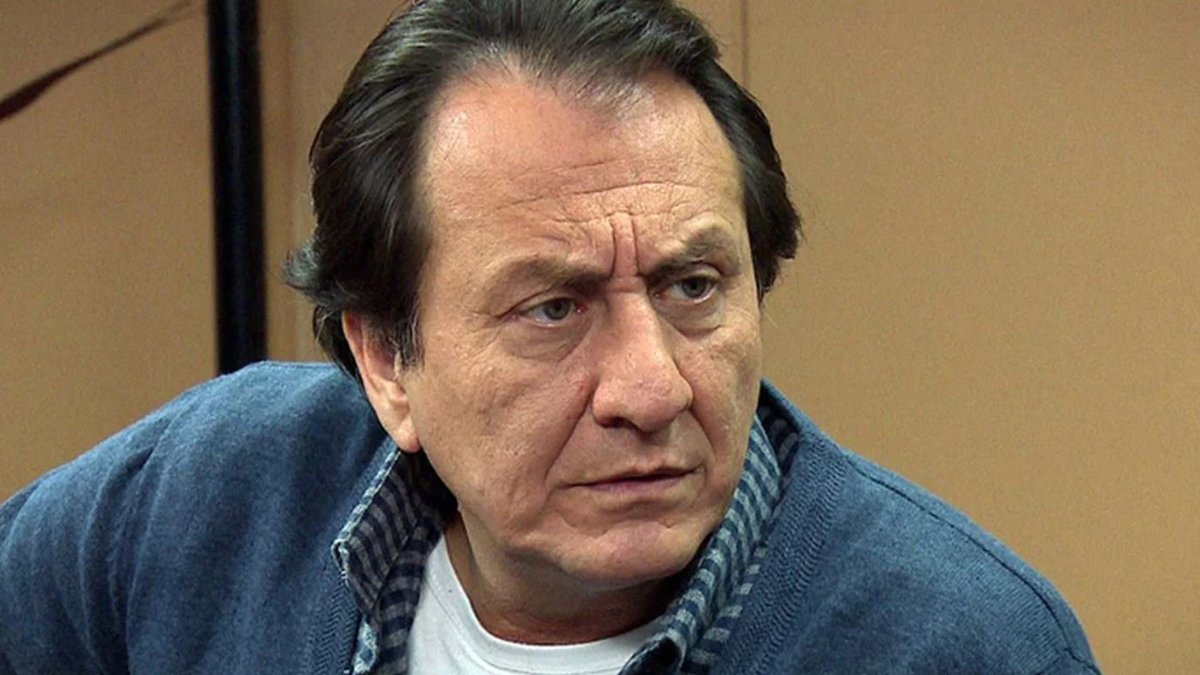 Arka Sokaklar'ın Hüsnü Çoban'ının eşi bakın kimmiş? Meğer Çocuklar Duymasın setinde tanışmışlar! Görenler şaştı kaldı...