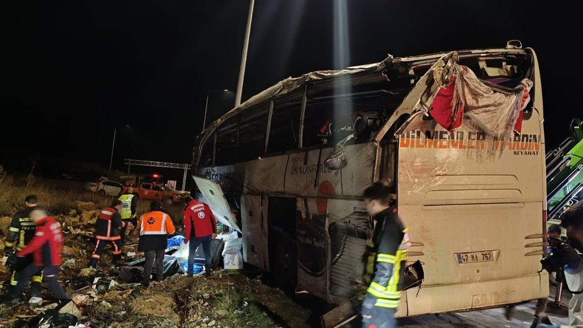 Mersin’de yolcu otobüsü devrildi: Çok sayıda ölü ve yaralı var
