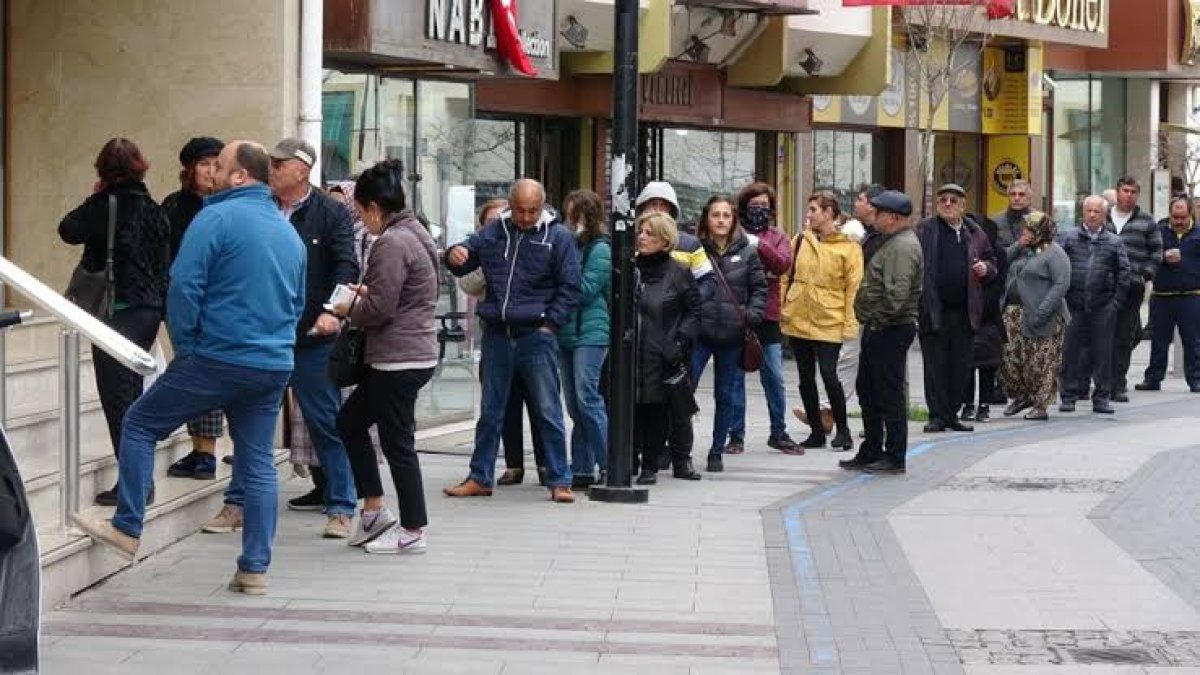 100 bin TL kredi çekin 3 ay sonra ödeyin! Taksit tutarı 10 Bin lira! Duyan o bankaya akın ediyor