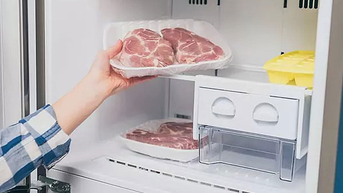 Buzluktan çıkarılan eti sakın böyle pişirmeyin! Herkesin doğru bildiği meğer yanlış ve sağlıksızmış