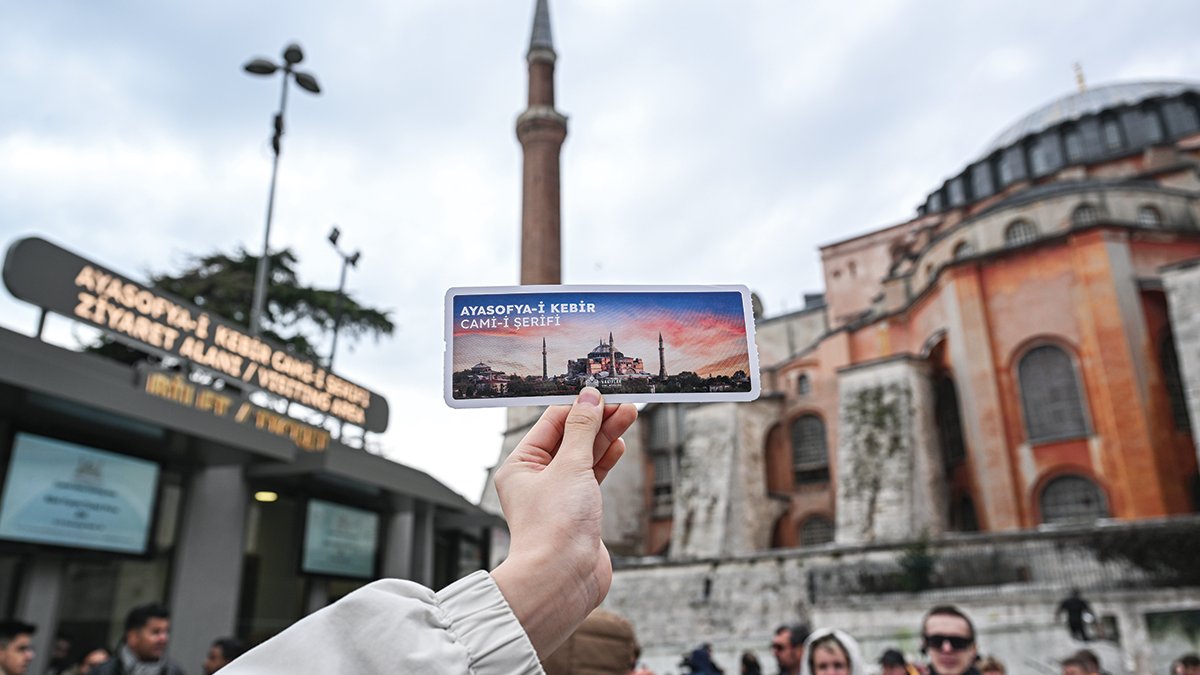 Ayasofya Camii’ne biletli giriş kafaları karıştırdı: Müslüman turist de para ödeyecek mi?