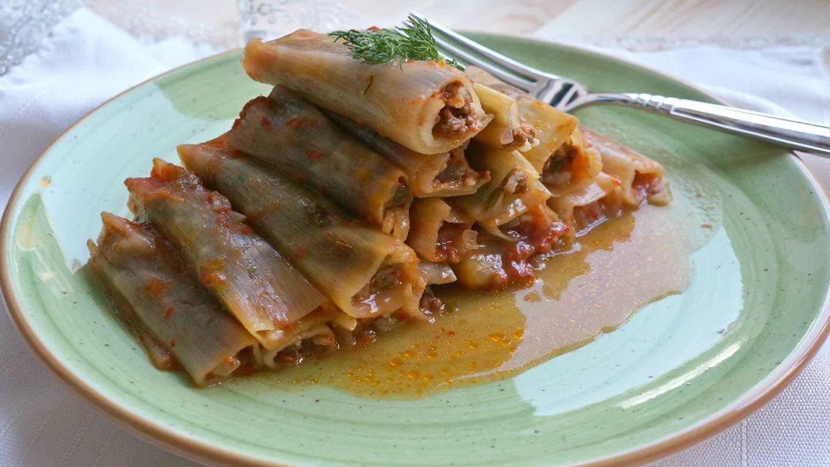 Meşhur pırasa sarması tarifi! Çat çat öyle bir sarılıyor ki, hamaratım diyen kaynana bile önünüzde şapka çıkaracak