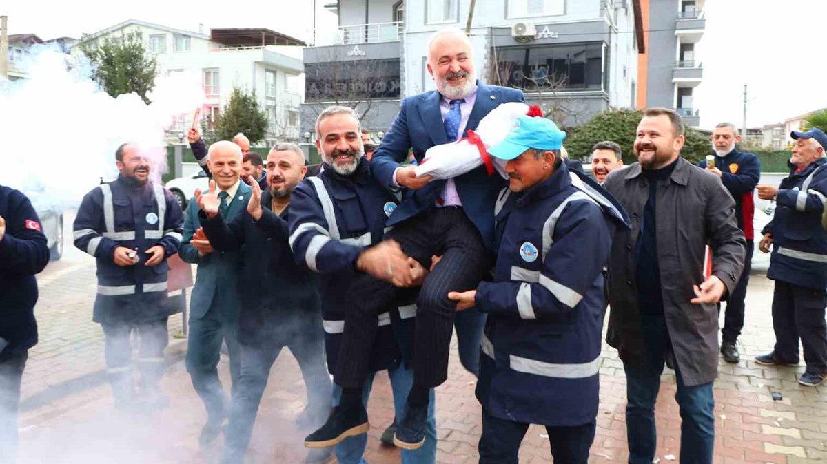 Zam oranını duyunca başkanı omuzlarına aldılar