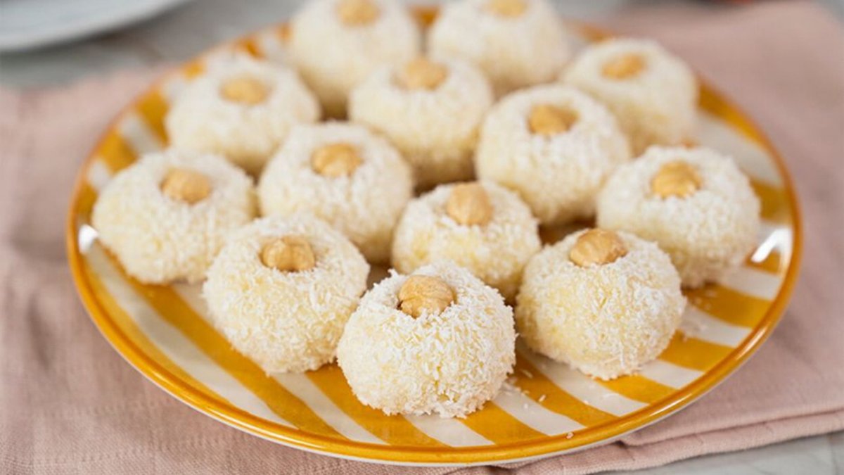 Canı tatlı çeken soğukta markete çıkmasın! Evdeki malzemelerle hemen hazır işte irmikli tatlı tarifi