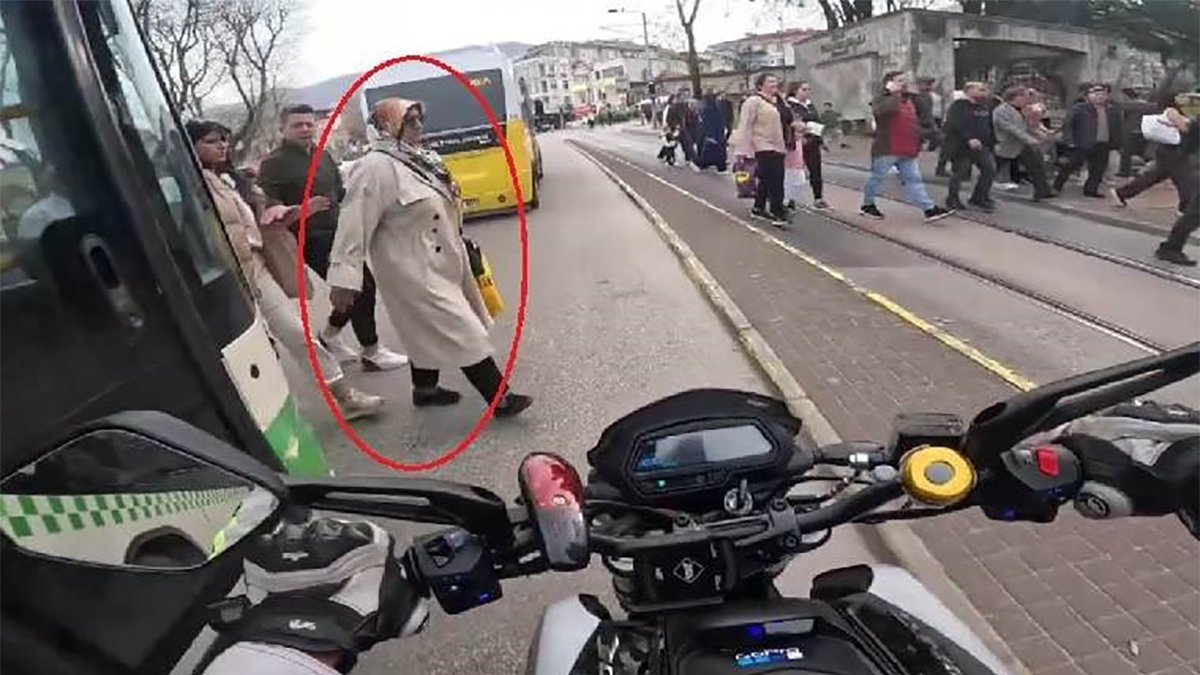 Ölümden kıl payı kurtuluş anı! Yayanın hayatını kurtaran manevra