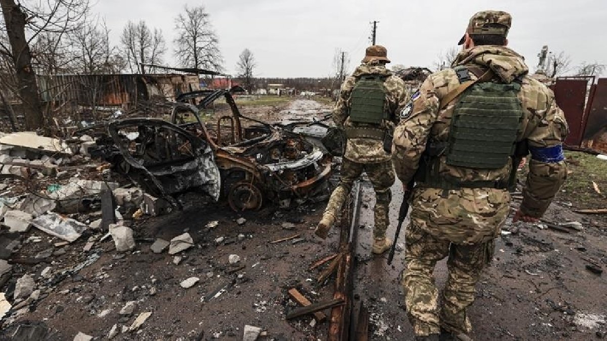 Rus işgalinin vurduğu atlara Ukraynalı polisler bakıyor