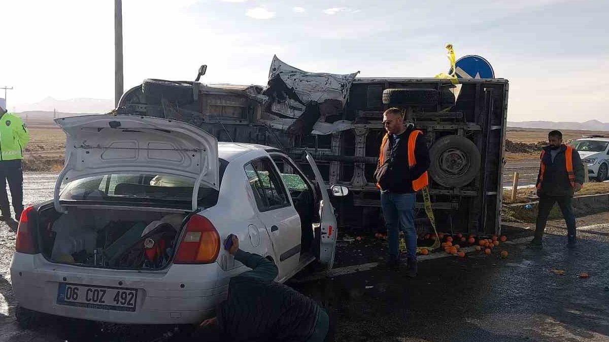 Niğde'de feci kaza! Kamyonet ve otomobil birbirine girdi: Ölü ve yaralılar var