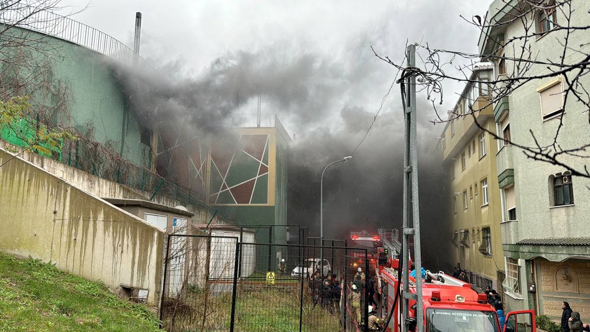 Üsküdar'da katlı otoparkta yangın