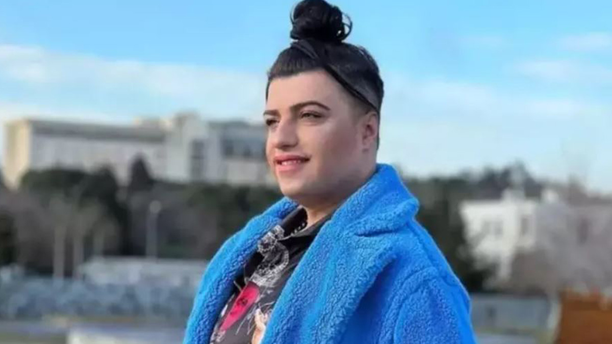 Mükremin Gezgin'den sosyal medyayı ayağa kaldıran hareket: Kamuflaj giyip ojeli tırnaklarıyla asker selamı verdi!