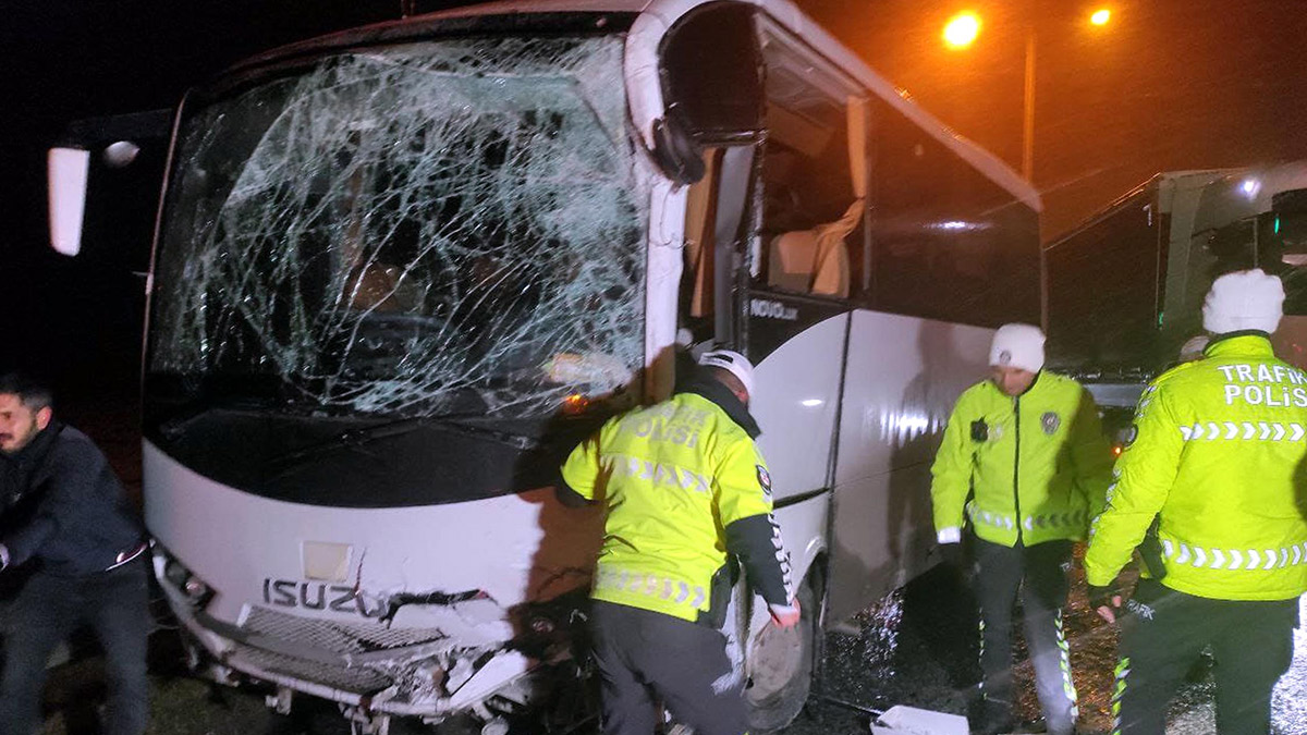 Edirne'de polisleri taşıyan araçla otobüs çarpıştı! Çok sayıda yaralı var