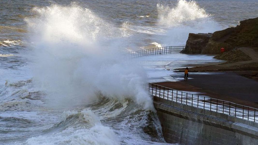 İngiltere'yi Isha Fırtınası vurdu: Ulaşım durdu