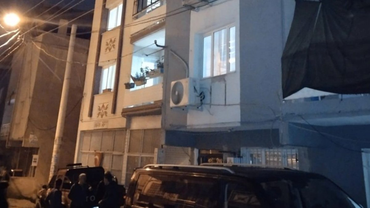 Annesine bağıran babasını öldürdü