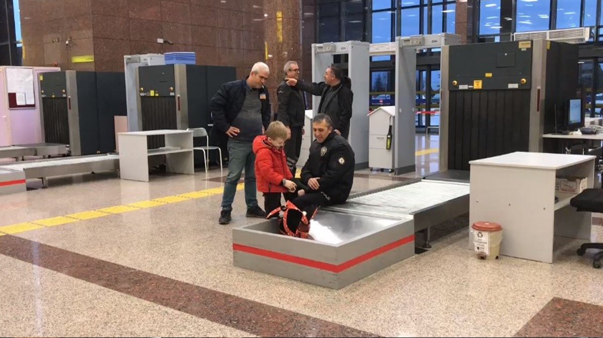 6 yaşındaki çocuğun çantası polisi alarma geçirdi! Gerçek sonradan anlaşıldı