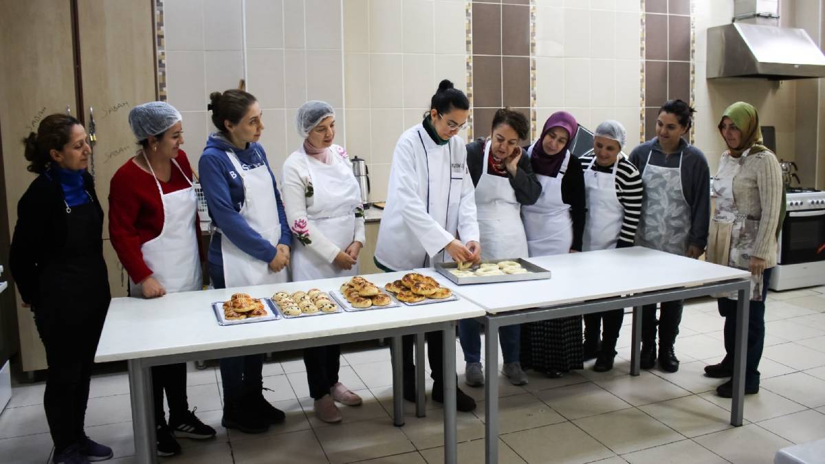 Karşıyaka Belediyesi, sertifikalı kurslarla istihdama destek sunuyor