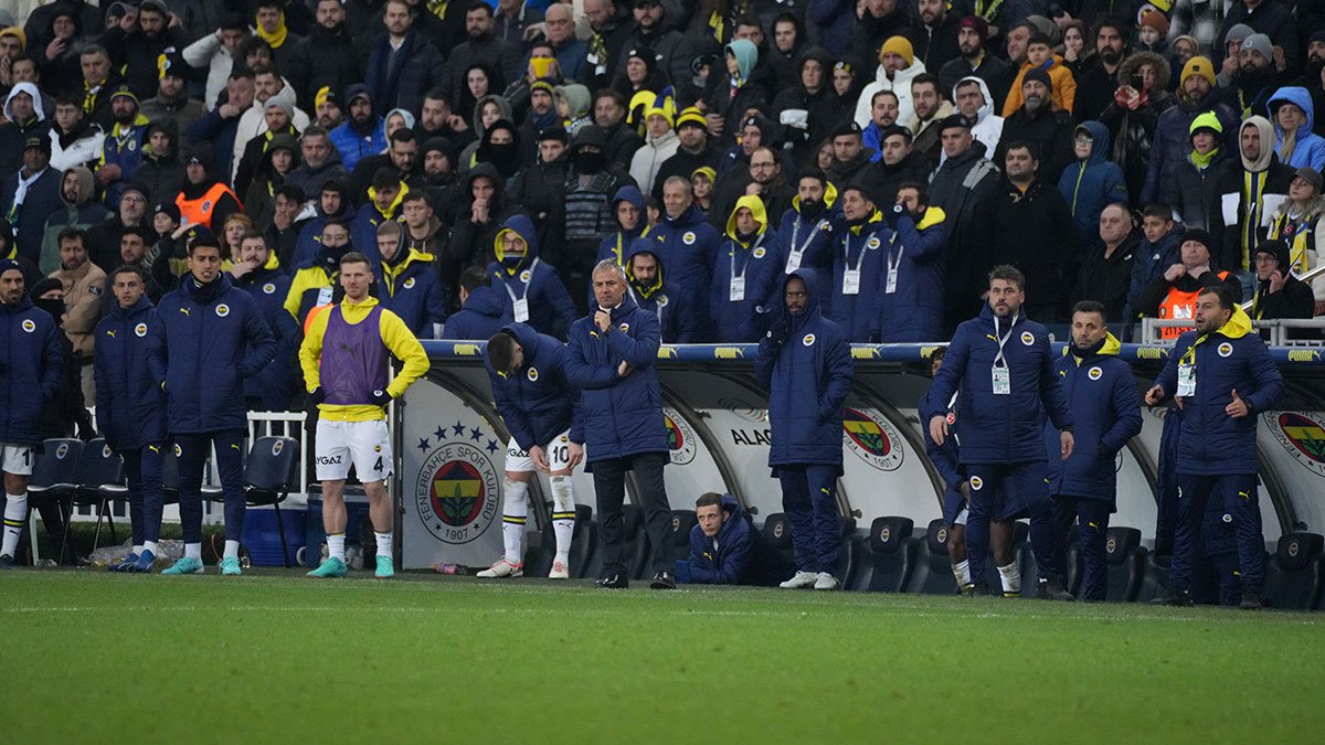 İsmail Kartal Szymanski, Dzeko, Tadic, İrfan Can Kahveci ve Fred'i oyundan aldı Fenerbahçe Anadolu takımına döndü
