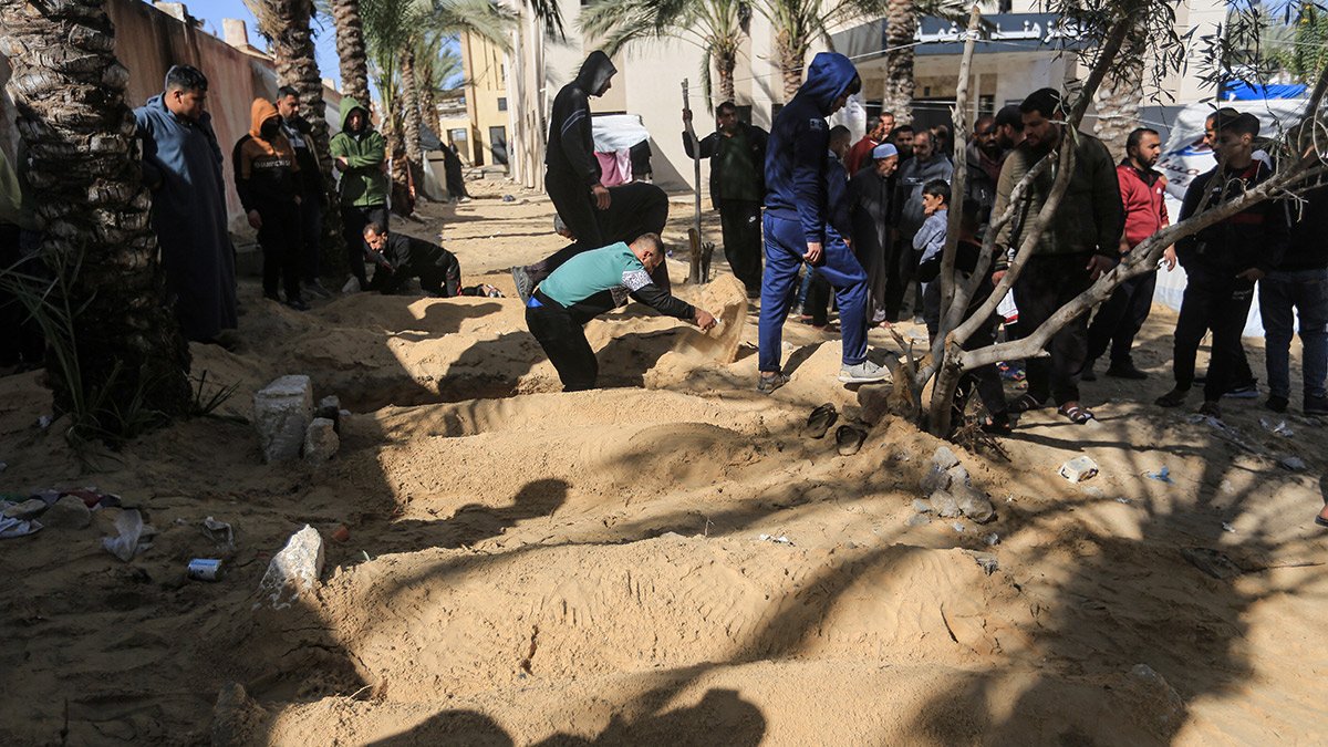 Gazze'de soykırımın yürek sızlatan görüntüleri! Hastane bahçesi toplu mezarlığa döndü