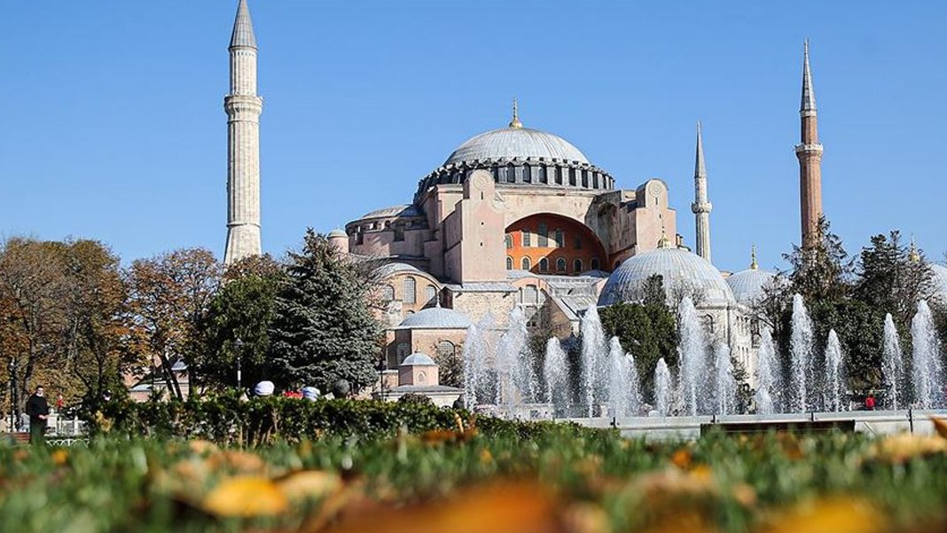Ayasofya gezmek isteyen Türk vatandaşına da müze: Camiinin üst katlarını görmek isteyenler 825 lira para ödedi