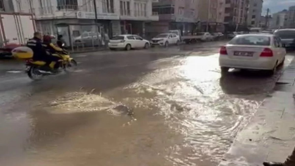 Ne yağmur yağdı ne kar... Cadde bir anda göle döndü! O anlar kameralara yansıdı