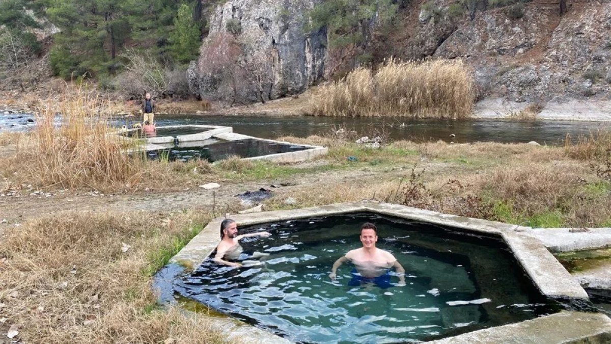 Buz gibi havada sıcacık su keyfi! Marmara'nın o kaplıcalarına ziyaretçiler akın etti: Tatil yaparken bir de şifalanıyorlar