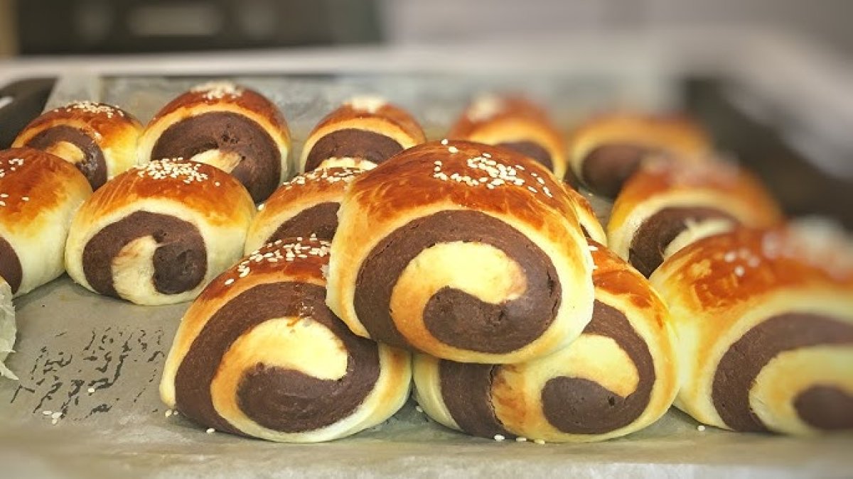 Çayın yanında enfes lezzet! Kabardıkça kabaran çikolatalı rulo poğaça tarifi