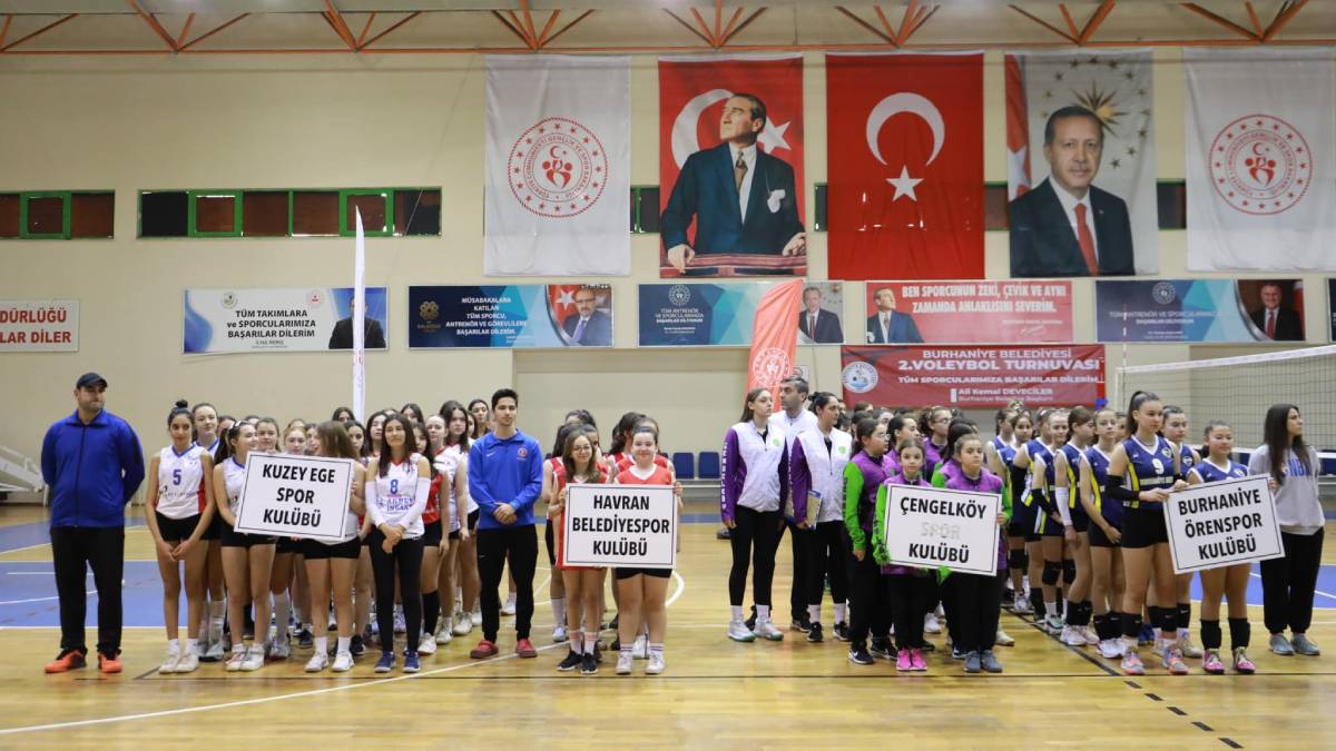 Burhaniye Belediyesi 2.Voleybol Turnuvası'nın açılışı yapıldı