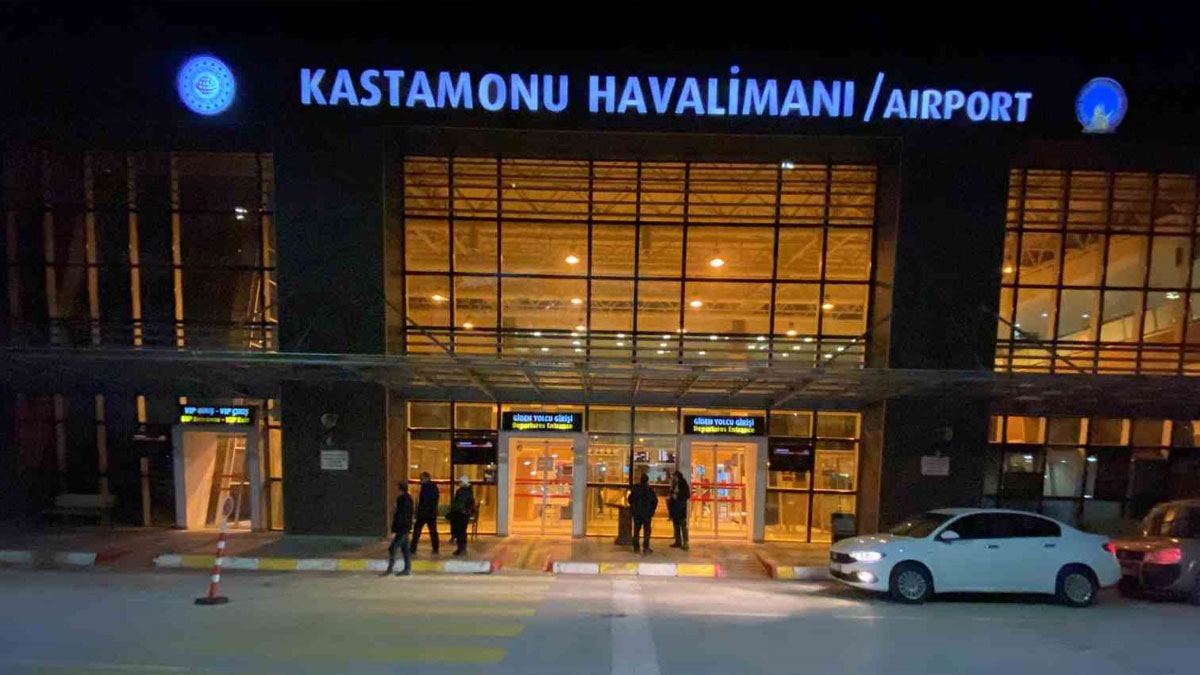 Umre kafilesini taşıyan uçakta şüpheli çanta alarmı: Uçak geri döndü