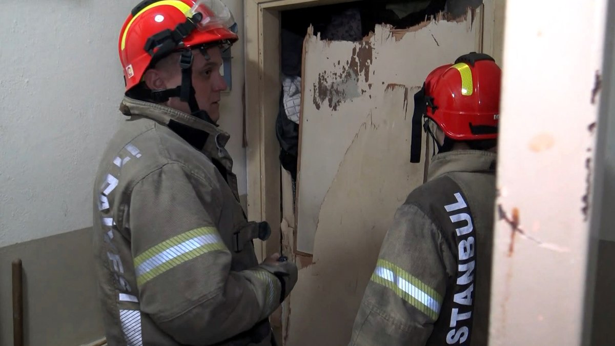 Avcılar'da şoke eden olay: Emekli öğretmen çöp evde ölü bulundu