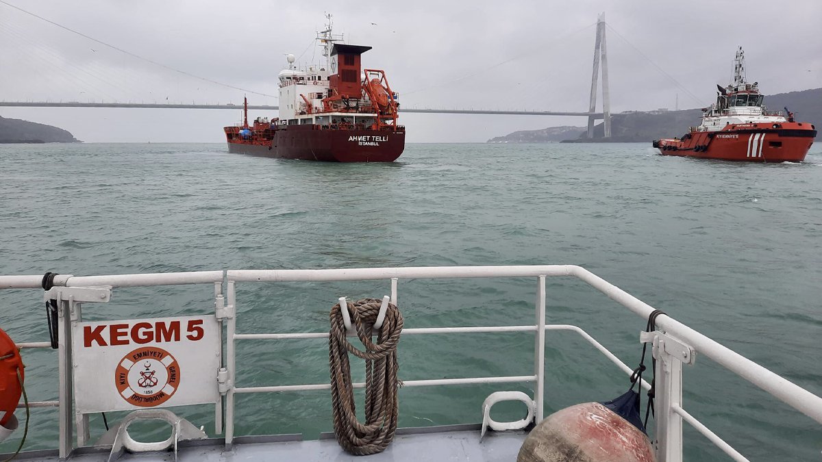 İstanbul'da kargo gemisi konteyner gemisine çarptı