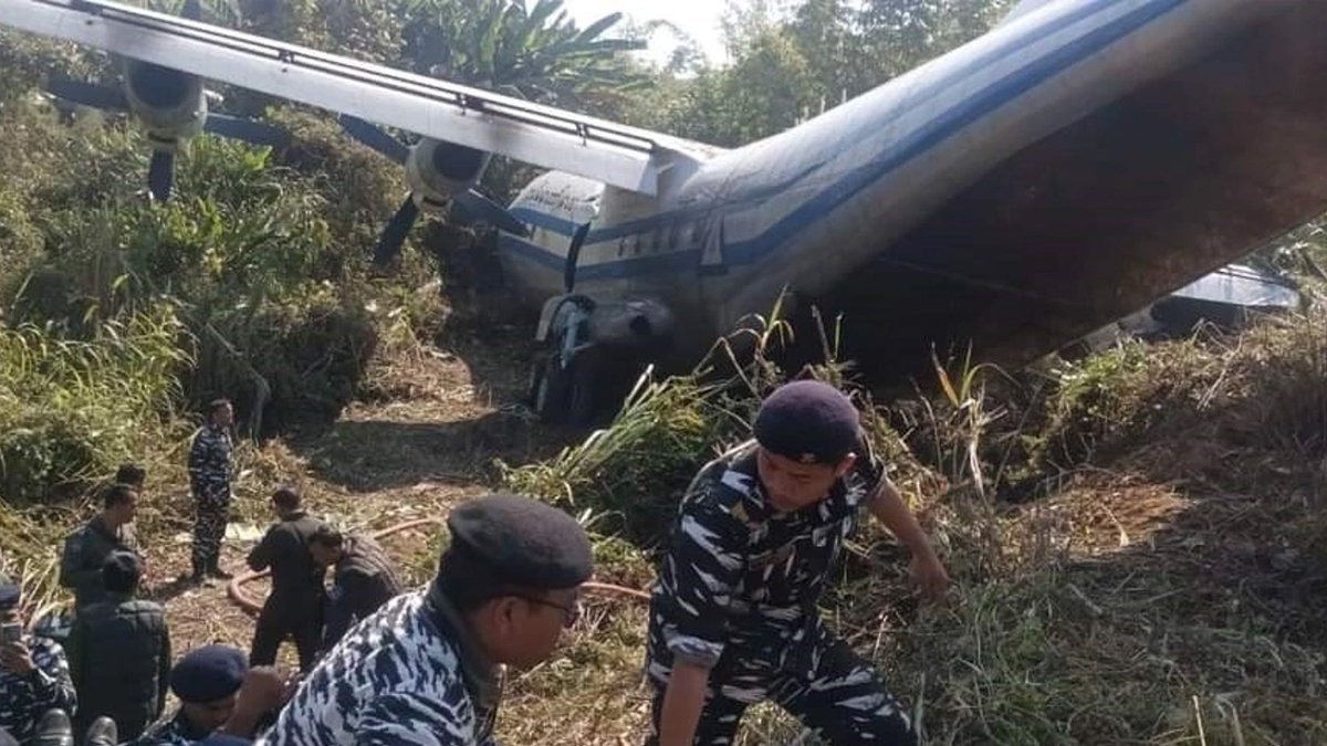 Myanmar ordusuna ait uçak pistten çıktı: 8 asker yaralı