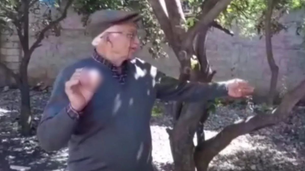 Beslediği tavuğun yumurtasını görünce korkudan koşa koşa kaçtı! Böylesini ilk göreceksiniz, baba-oğul hayrete düştü