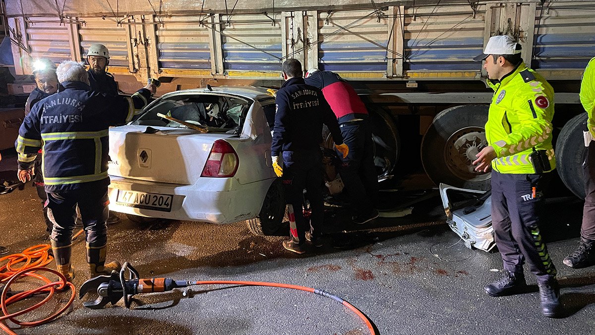 Şanlıurfa'da otomobil tırın altına girdi! 3 ölü, 2 yaralı