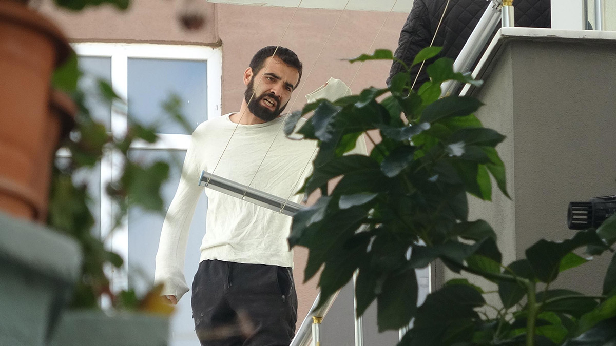 Cezaevi firarisi ailesinin evini ateşe verdi! 8 saat sonra ikna edildi