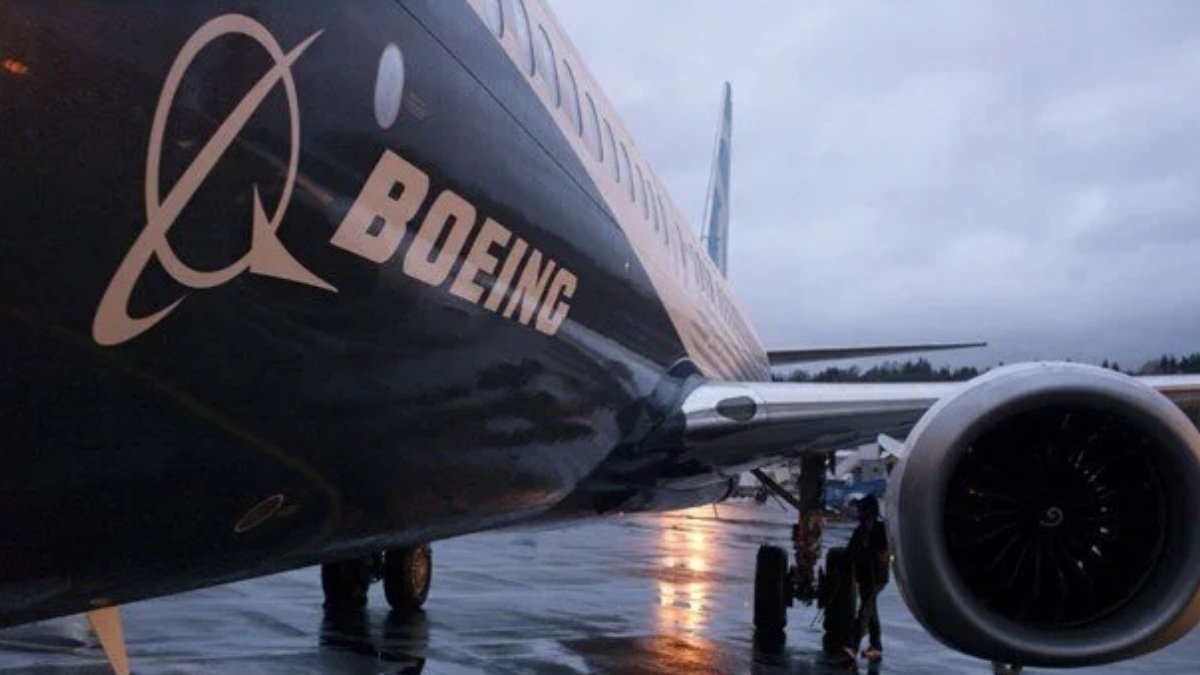ABD'de Boeing tipi bir uçaktan parça koptu