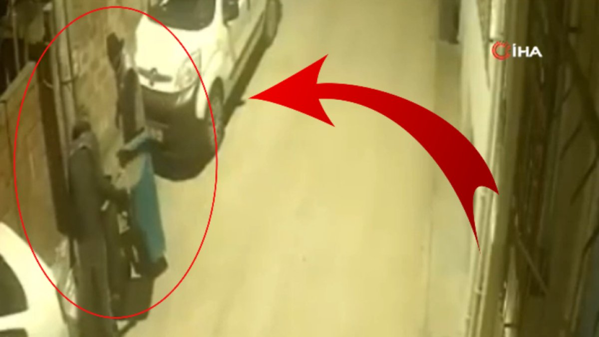 Bursa'da pes dedirten olay! Hırsızlık yaptılar, beğenmeyince başka birininkiyle değiştirdiler: O anlar kameralara böyle yansıdı