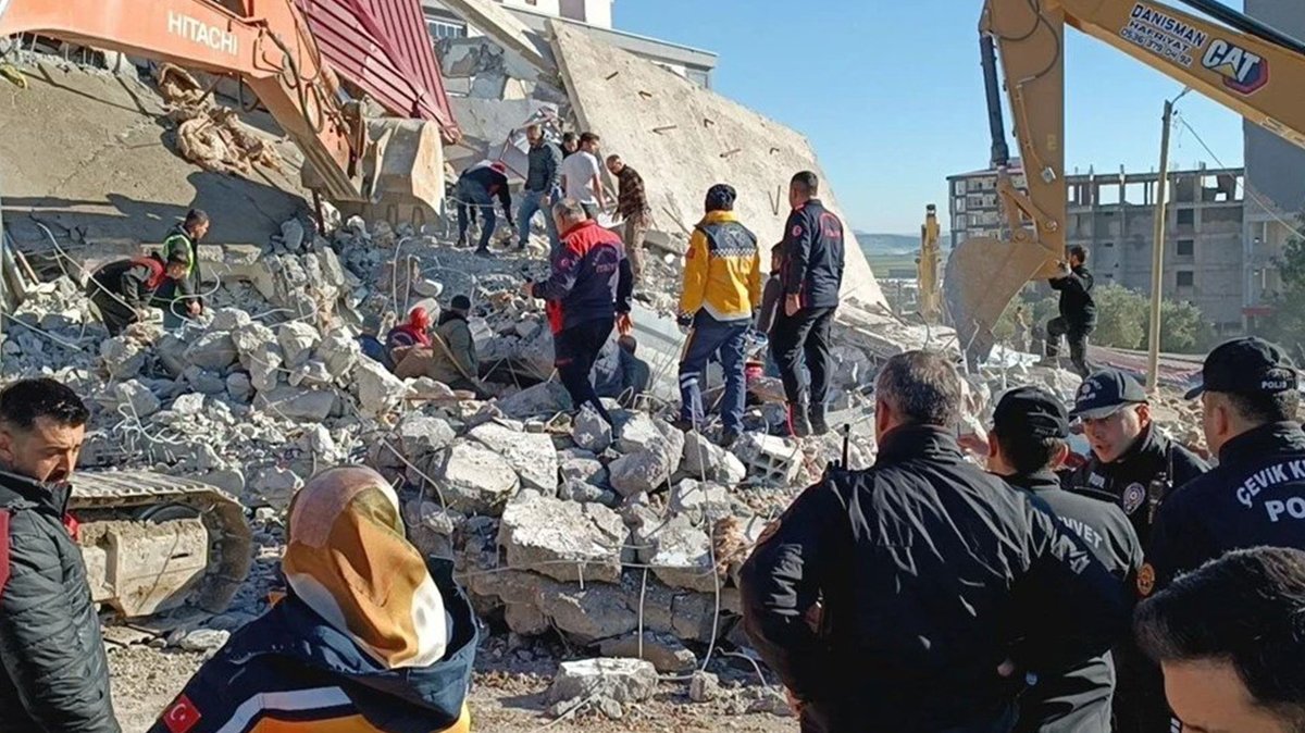 Kahramanmaraş’ta facia! Ağır hasarlı bina operatörün üzerine devrildi